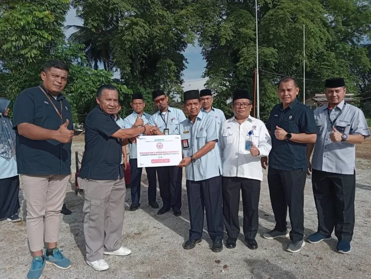 Kepala SMK Semen Padang, Gusriadi menerima bantuan dari PT Semen Padang dalam rangka hardiknas.Ist