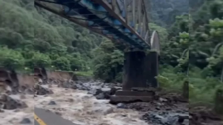 Padang-Bukittinggi putus di Lembah Anai