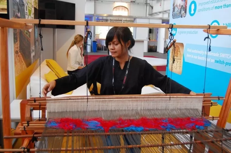 Pemilik Dolas Songket, Kota Sawahlunto Anita Dona Asri sedang mempraktikan menenun songket Silungkang. Ist