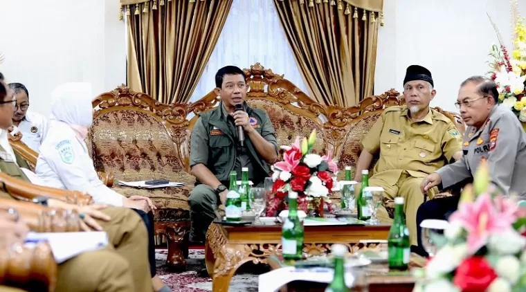 Kepala BNPB Letjen TNI Suharyanto, S.Sos., M.M (kemeja dan rompi hijau) saat memberikan arahan pada Rapat Koordinasi Penanganan Darurat Bencana Banjir dan Tanah Longsor di Provinsi Sumatera Barat, pada Senin (13/5).