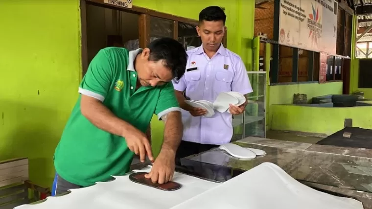 Seorang Warga Binaan tampak terlibat dalam produksi sandal hotel di bengkel kerja Lapas Kelas IIA Padang. (Arief pratama)