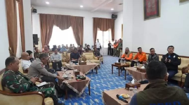 Rapat evaluasi terkait penanganan bencana dan kondisi terbaru, Kamis (23/5) di posko utama   di Indojolito Batusangkar. (ydi)