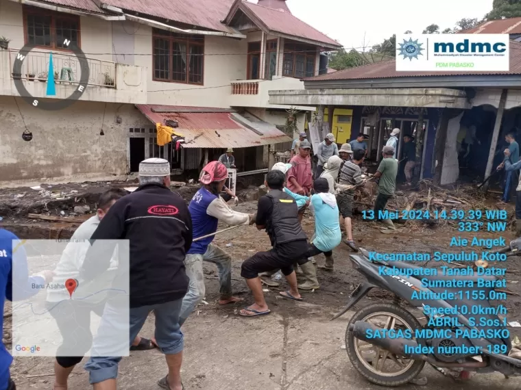 Tim relawan MDMC Pabasko bersama-sama warga membantu membersihkan puing-puing bangunan yang rusak akibat terjangan banjir lahar dingin Marapi.(mdmc)