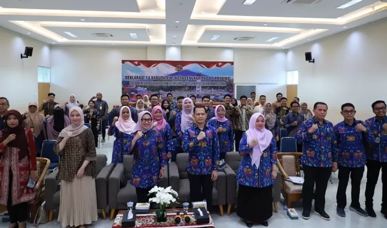 Foto bersama Kepala Kantor Wilayah BPN Provinsi Sumatera Barat, Sri Puspita Dewi bersama jajaran dan Kepala Kantor Pertanahan Kota/kabupaten se Sumbar usai dilakukan during via Zoom dengan Menteri ATR/BPN. (yanti)