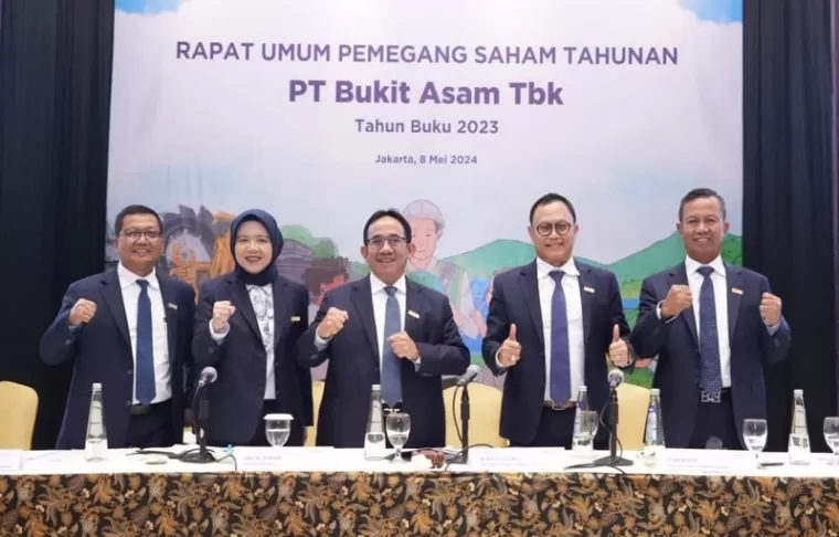 Para Direksi PTBA usai press conference. Sesi foto bersama.