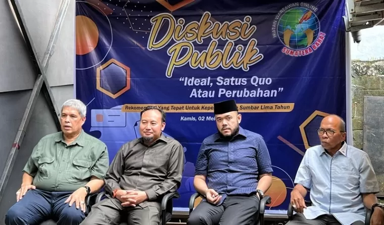 Diskusi Publik 'Status Quo atau Perubahan' yang digelar oleh Ikatan Wartawan Online (IWO) Sumbar di V-Coffee, Kota Padang, Kamis (2/5/2024).
