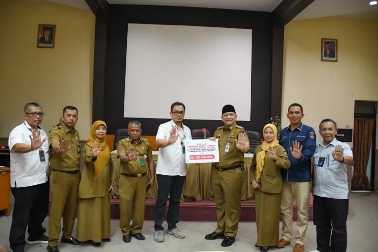 Penjabat (Pj) Walikota Padang Andree Harmadi Algamar, dan Kepala Unit CSR PT Semen Padang, Dedi M Siddiq, Camat dan sejumlah Lurah di Lubuk Kilangan, Pauh dan Lubuk Begalung.Ist