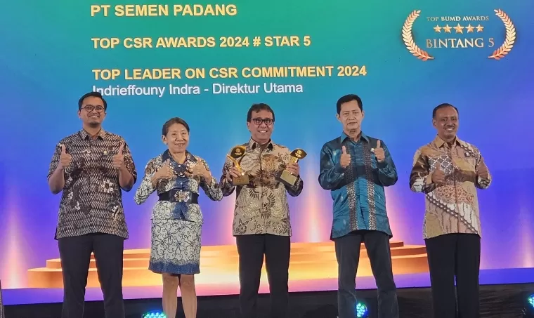 Ketua Dewan Juri TOP CSR Awards Dr. Mas Achmad Daniri, MEc dan Ketua Panitia Penyelenggara, Lutfi Handayani, MM,MBA menyerahkan penghargaan Tertinggi TOP CSR Awards 2024.Ist