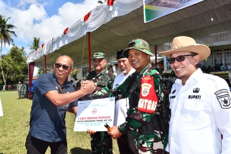 PT Semen Padang menyerahkan bantuan 1 unit bedah rumah RTLH dan 250 zak semen secara simbolis usai Upacara Pembukaan TMMD di Wilayah Kodim 0307/Tanah Datar di Lapangan Amphibi, Nagari Koto Tuo, Kecamatan Sungai Tarab, Kabupaten Tanah Datar, Rabu (8/5/2024