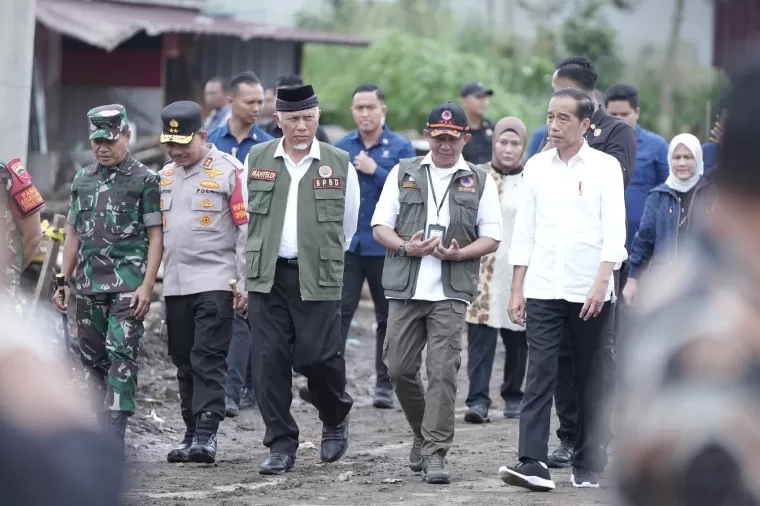 Gubernur Mahyeldi bersama Presiden Joko Widodo saat meninjau kerusakan dampak bencana banjir lahar dingin dan longsor di Bukik Batabuah, Agam, Selasa (21/05/2024). Ist