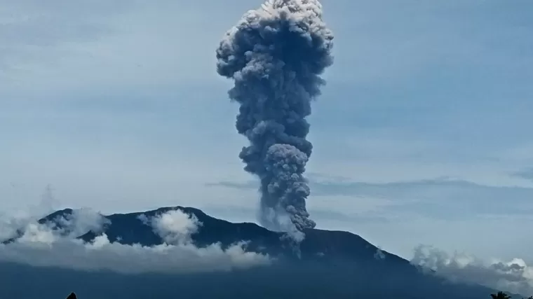 Gunung Marapi meletus