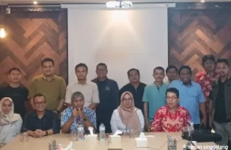 Pengawas Farmasi dan Makanan BBPOM Padang (tengah), Azfrianty bersama Guru Besar Lingkungan UNP, Prof. Dr. Indang Dewata, Pakar hukum kesehatan Unes dan , Dr (cand) Firdaus Diezo dan (Plt) Ketua YLKI Zulnadi di Padang, Rabu (22/5/2024). Ist