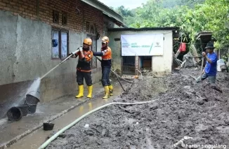 Tim BAZNAS Tanggap Bencana (BTB) melakukan aksi resik dan mendistribusikan air bersih untuk disalurkan kepada masyarakat yang terdampak banjir bandang di wilayah Sumatera Barat (Sumbar).Ist