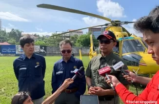 Kepala Pusat Data Informasi dan Komuniksi Kebencanaan BNPB Abdul Muhari ( kanan dengan kemeja hijau ) bersama Kepala Pusat Vulkanologi dan Mitigasi Bencana Geologi Hendra Gunawan (kiri dengan kemeja biru) dan Peneliti PVMBG Mamay Sumaryadi ( tengah dengan