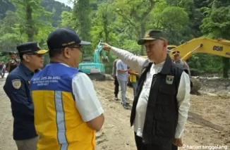 Gubernur Sumbar, Mahyeldi memberi penjelasan terkait jalan utama Padang - Bukittinggi via Lembah Anai. (ist)