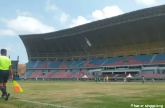 Liga TopSkor (LTS) Sumbar 2024 dilanjutkan akhir pekan ini di tiga lokasi, Stadion Utama Sumbar, Stadion H. Agus Salim dan Lapangan Persada FC, 50 Kota. Salah satu laga di U-13 di Stadion Utama Sumbar, Sikabu, Padang Pariaman Pekan I lalu. (dede amri)