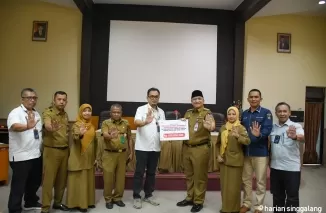 Penjabat (Pj) Walikota Padang Andree Harmadi Algamar, dan Kepala Unit CSR PT Semen Padang, Dedi M Siddiq, Camat dan sejumlah Lurah di Lubuk Kilangan, Pauh dan Lubuk Begalung.Ist