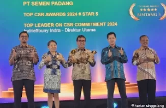 Ketua Dewan Juri TOP CSR Awards Dr. Mas Achmad Daniri, MEc dan Ketua Panitia Penyelenggara, Lutfi Handayani, MM,MBA menyerahkan penghargaan Tertinggi TOP CSR Awards 2024.Ist