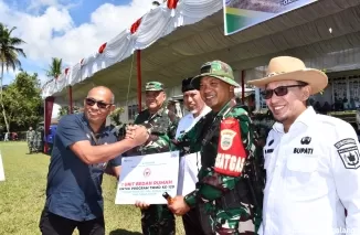 PT Semen Padang menyerahkan bantuan 1 unit bedah rumah RTLH dan 250 zak semen secara simbolis usai Upacara Pembukaan TMMD di Wilayah Kodim 0307/Tanah Datar di Lapangan Amphibi, Nagari Koto Tuo, Kecamatan Sungai Tarab, Kabupaten Tanah Datar, Rabu (8/5/2024