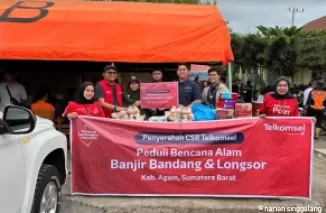 Penyerahan bantuan logistik oleh perwakilan Telkomsel kepada masyarakat di Posko Siaga di Kab. Agam dan Kab. Tanah Datar berupa paket makanan, selimut, obat-obatan, serta bantuan komunikasi kepada masyarakat yang terdampak banjir bandang lahar dingin.