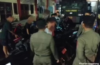 Penertiban aksi balap liar di depan kantor Wali Kota Padang di Aia Pacah oleh Satpol PP Padang, Rabu (29/5) dini hari. (ist)