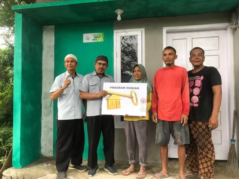 Melalui Program Peduli Hunian Tahun 2024, Unit Pengumpul Zakat Badan Amil Zakat Nasional (UPZ BAZNAS) PT Semen Padang mewujudkan impian Silvia yang telah 28 tahun tinggal di rumahnya yang sebelumnya tidak layak.Ist