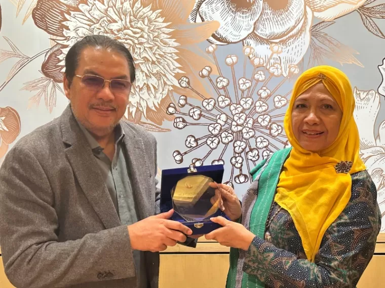 Denny JA Menerima Anugrah Literasi Budaya IMLF 2024 (Cultural Literacy Award)