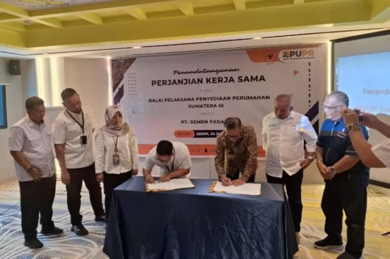 PT Semen Padang teken PKS Bersama Balai Pelaksana Penyediaan Perumahan (BP2P) Sumatera III, Direktorat Jenderal Perumahan, Kementerian Pekerjaan Umum dan Perumahan Rakyat (PUPR), pada Senin (24/6/2024)Ist