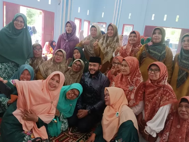 Ibu-ibu Majelis Taklim Indonesia (MTI) Kecamatan Kuranji antusias berselfie Bersama Fadly Amran. (ist)