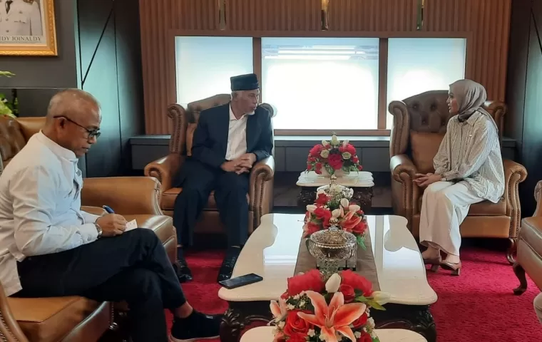 Gubernur Sumatera Barat Mahyeldi Ansharullah berdiskusi dengan Garuda Indonesia tentang penerbangan jemaah haji dari Embarkasi Padang, Sumatera Barat, Jumat (31/5/2024).Yose