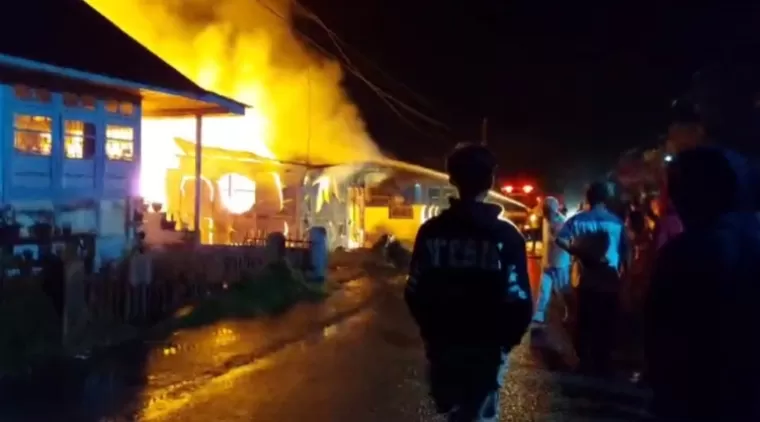 Kebakaran satu unit rumah semi permanen di Jorong Surau Kamba Nagari Ampang Gadang Kecmatan Ampek Angkek, Agam. (kasnadi)