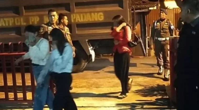 Lima Wanita Diamankan Satpol PP Padang Karena Nongkrong Larut Malam