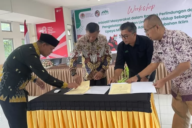 Penandatanganan nota kesepahaman (MoU) antara KKI Warsi dan Pemkab Limapuluh Kota untuk kerja sama dalam pengelolaan sumber daya dan lingkungan hidup di Kantor Bupati Limapuluh Kota pada Kamis 6 Juni 2024.Ist