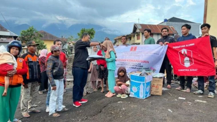 PEDULI : Ketua DPD PA GMNI Sumatra Barat Yogi Yolanda saat menyerahkan bantuan pada korban banjir lahar dingin di Kabupaten Agam, Selasa (11/6/2024).