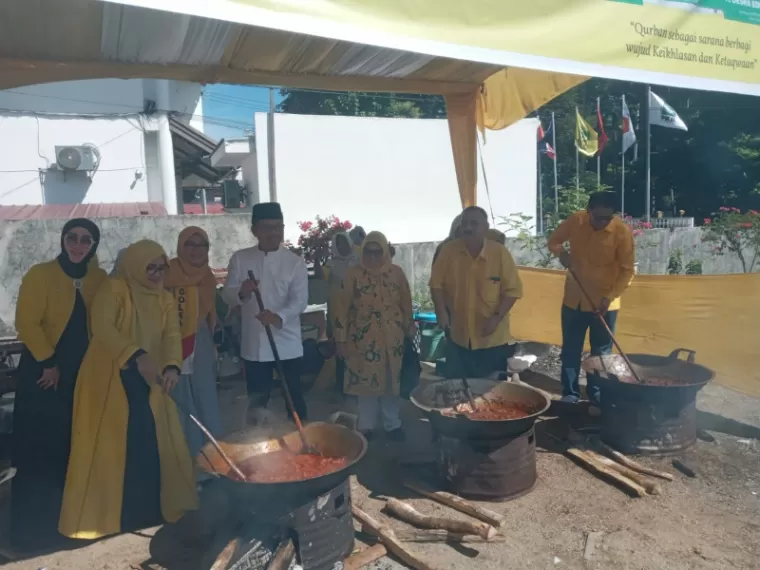 MARANDANG - Ketua DPD Partai Golkar Sumbar H. Khairunas didampingi istri serta Sekretaris Desra Ediwan Anan Tanur dan kader lainnya marandang usai pembagian daging qurban partai berlambang Pohon Beringin itu, di kantor DPD Partai Golkar Sumbar.(dede amri)