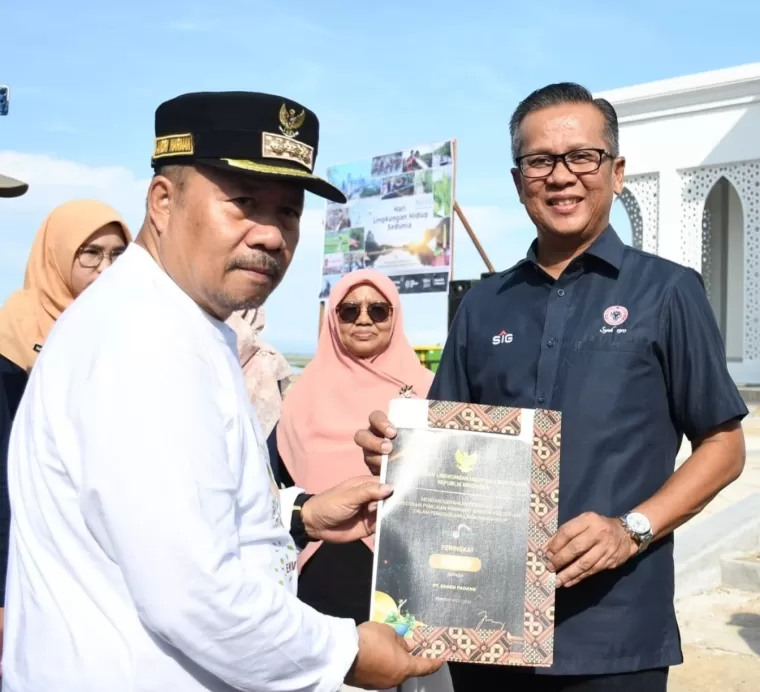 Dirut PT Semen Padang Indrieffouny Indra menerima Piagam PROPER Emas dari KLHK pada peringatahan Hari Lingkungan Hidup 2024 Tingkat Sumbar di halaman Masjid Sirah, Muaro Mati, Kecamatan Tanjung Mutiara, Kabupaten Agam, Sumbar, Rabu (12/6).Ist