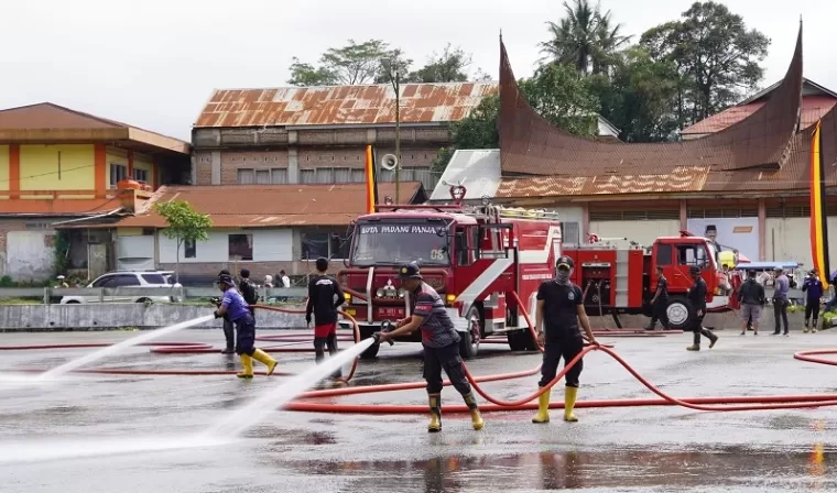 Persiapan Shalat Idul Adha, Lapangan Bancalaweh Padang Panjang Dibersihkan