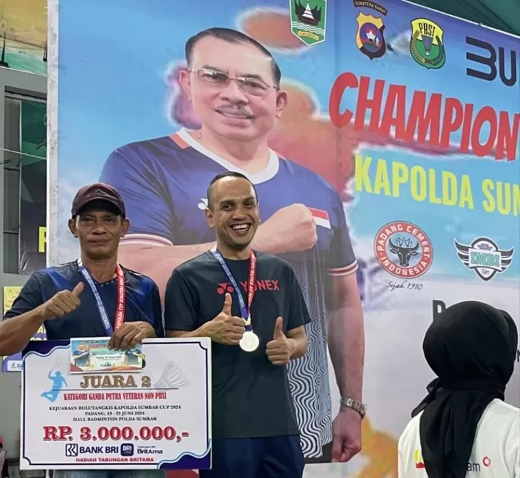 RUNNER UP- Dari kiri Ivan dan Teddy Marisya yang tampil menempati runner up pada Kejuaraan Badminton Kapolda Cup 2024 usai pengalungan medali. (ist)
