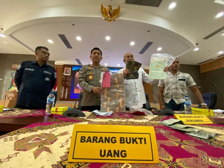 Direktur Reskrimum Polda Sumbar Kombes Pol Andri Kurniawan didampingi Kabid Humas Kombes Pol Dwi Sulistyawan memamerkan barang bukti saat release di Mapolda Sumbar, Kamis (27/6). Deri oktazulmi