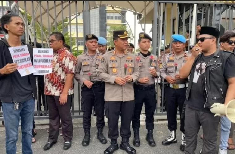 Puluhan Orang Beri Dukungan Polda Sumbar Tegakkan Hukum