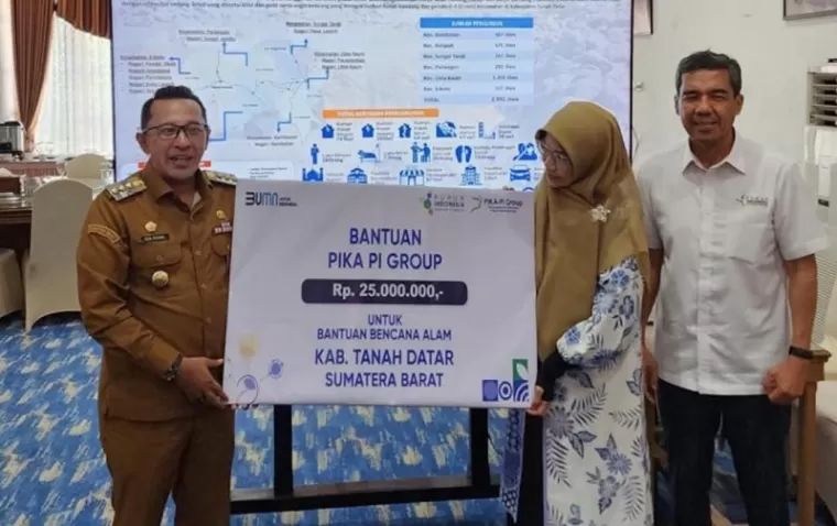 Bupati Eka Putra menerima bantuan PT Pupuk Indonesia (Persero) bagi masyarakat terdampak bencana banjir bandang dan longsor