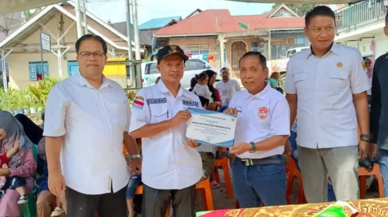 Anggota DPRD Sumbar terpilih, Nofrizon menyerahkan seribu paket makanan stunting untuk anak-anak di Supayang Tanah Datar, diterima walinagari setempat, Nofrizal,  Rabu (12/6).(ist)