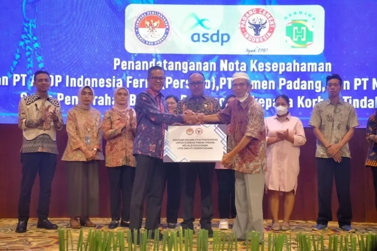 LPSK RI menandatangani MoU dengan PT Semen Padang di Jakarta, Jumat (14/6/2024).  MoU tersebut ditandatangani oleh Direktur Utama PT Semen Padang Indrieffouny Indra dengan  Ketua LPSK Brigjen Pol. (Purn) Dr. Achmadi, SH, MAP.Ist