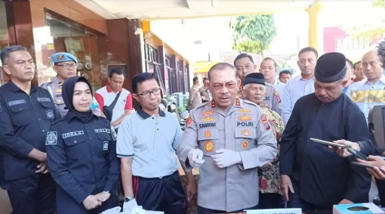 Kapolda Sumbar Irjen Pol Suharyono memamerkan barang bukti saat konferensi pers di Mapolresta Padang, Minggu (23/6). Deri oktazulmi