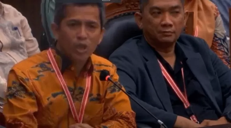 Ketua Divisi Hukum dan Pengawasan KPU Sumbar Hamdan (pakai jas hitam) saat mendengarkan hasil PHPU di MK pada Senin 3 Juni 2023 (romelt)