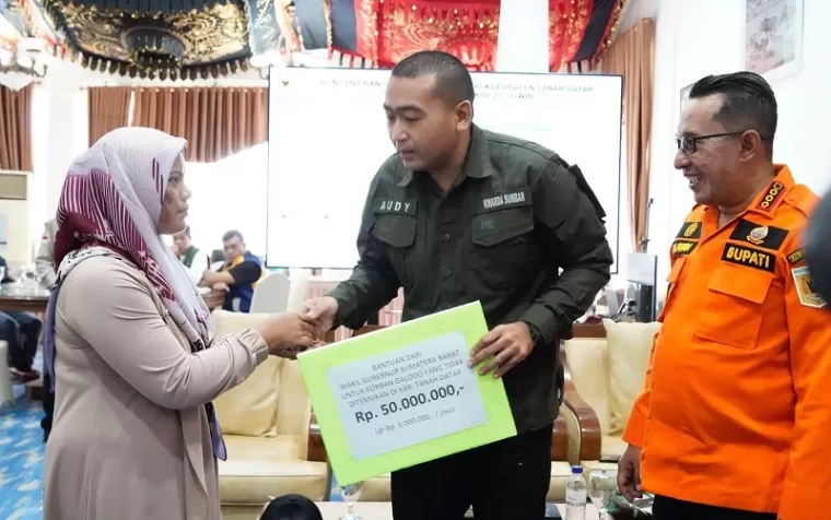 Wakil Gubernur (Wagub) Sumatra Barat Audy Joinaldy memberikan bantuan sebesar Rp50 juta kepada ahli waris korban banjir bandang dan galodo yang belum ditemukan, Sabtu (8/6/2024) di Gedung Indojolito Batusangkar. (ist)