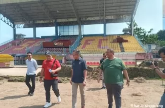 Dirut PT Semen Padang Indrieffouny Indra saat meninjau pengerjaan rehab Stadion H. Agus Salim, Padang. (dede amri)