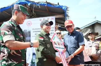 FOTO: Direktur Utama PT Semen Padang Indrieffouny Indra menyerahkan rumah bantuan melalui Program TNI Manunggal Membangun Desa (TMMD) ke 120 Tahun 2024 di Wilayah Kodim 0307/Tanah Datar di Jorong Pematang Tinggi, Nagari Koto Tuo, Tanah Datar.Ist