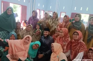 Ibu-ibu Majelis Taklim Indonesia (MTI) Kecamatan Kuranji antusias berselfie Bersama Fadly Amran. (ist)