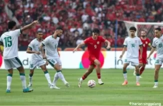 Skuad Indonesia kembali tak berdaya bersua Irak. Garuda takluk 0-2 di Stadion GBK, Kamis (6/6) sore. (*)